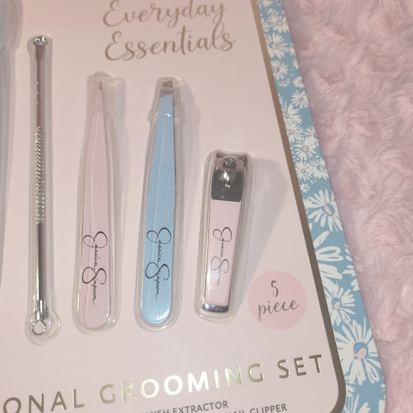 Jessica Simpson 5-Piece Personal Grooming Set. - Picture 6 of 8